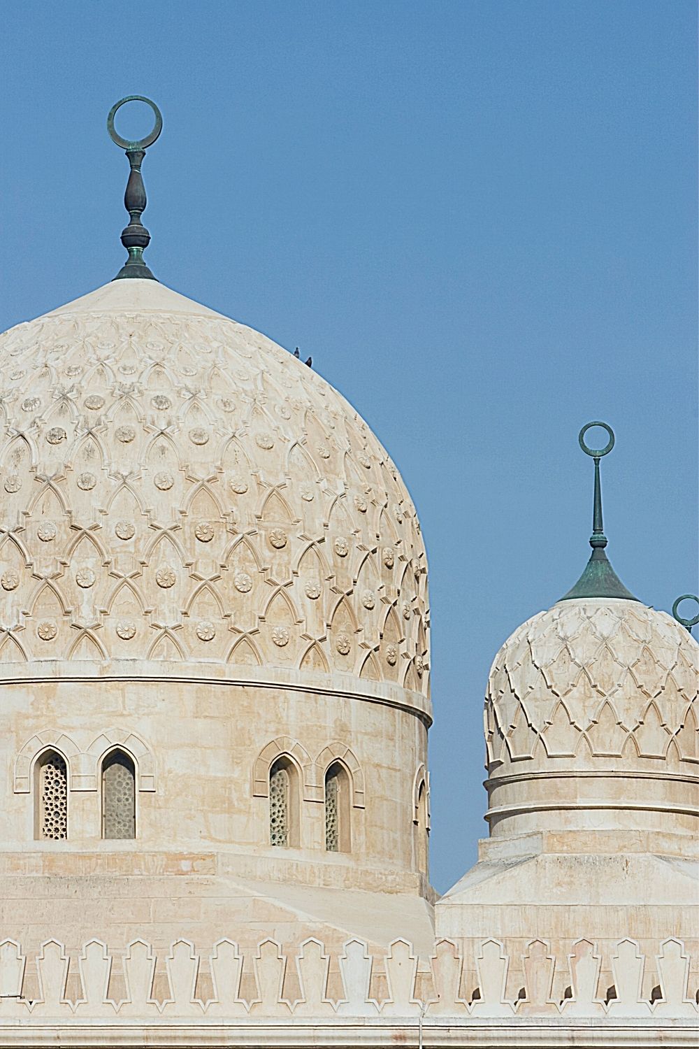 Things you need to know before visiting Dubai with kids: like the fact that it is an Islamic country and Friday is the holy day, which affects opening times (with image of one of the Dubai mosques)