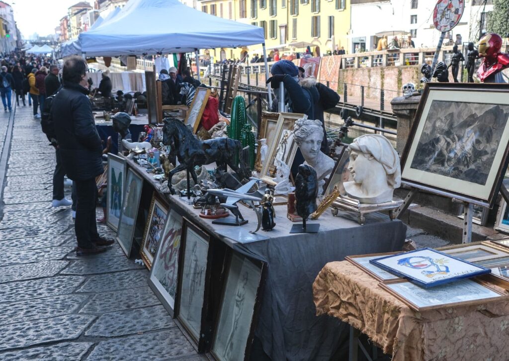 A stall at the Fiera di Sinigaglia, the oldest flea market in Milan. You can find it in the Navigli district on Saturdays. Browsing and soaking up the atmosphere do not cost a thing, making it a great free thing to do in Milan with kids. It's a great place to find a unique souvenir.