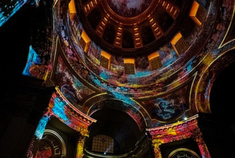 Aura show at Invalides, highlighting the architecture of the dome.